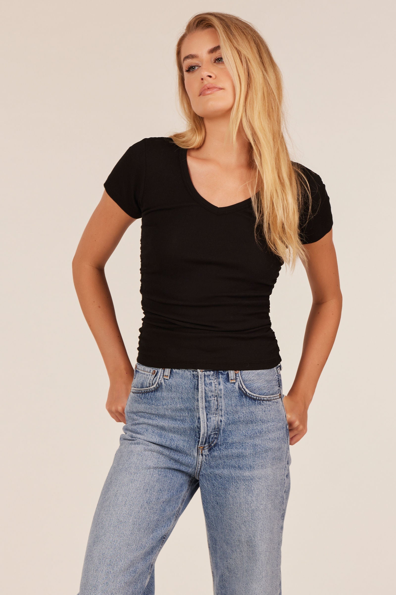 SHORT SLEEVE SIDE SHIRRED V-NECK TEE